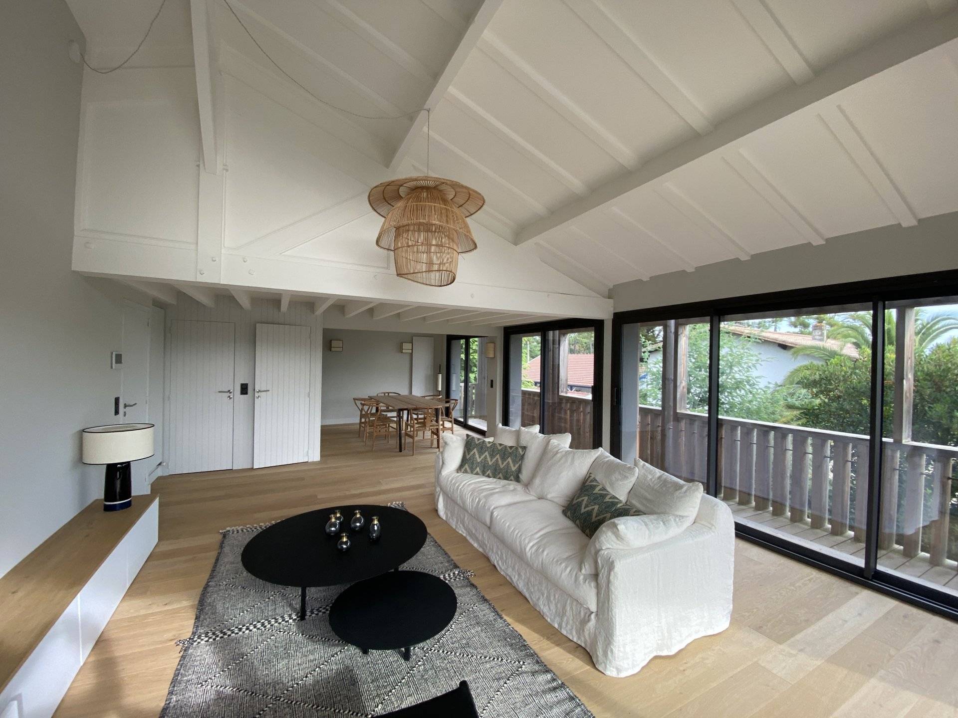 SUPERBE VILLA ENTIÈREMENT RENOVEE DANS LE STYLE FERRET CAPIEN A VENDRE