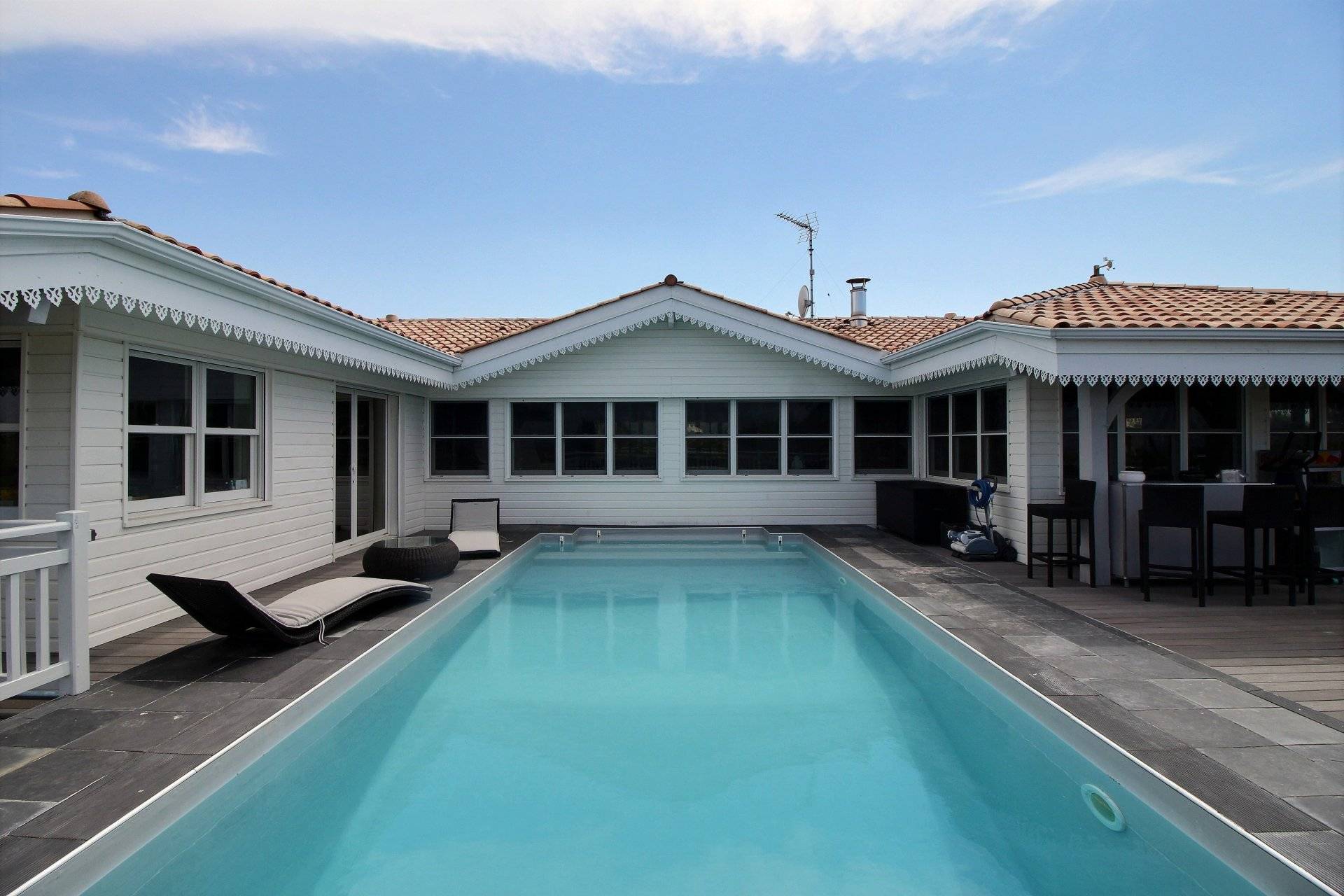 A VENDRE VILLA DE PRESTIGE EN PREMIÈRE LIGNE SENTIER DU LITTORAL GUJAN MESTRAS 33470