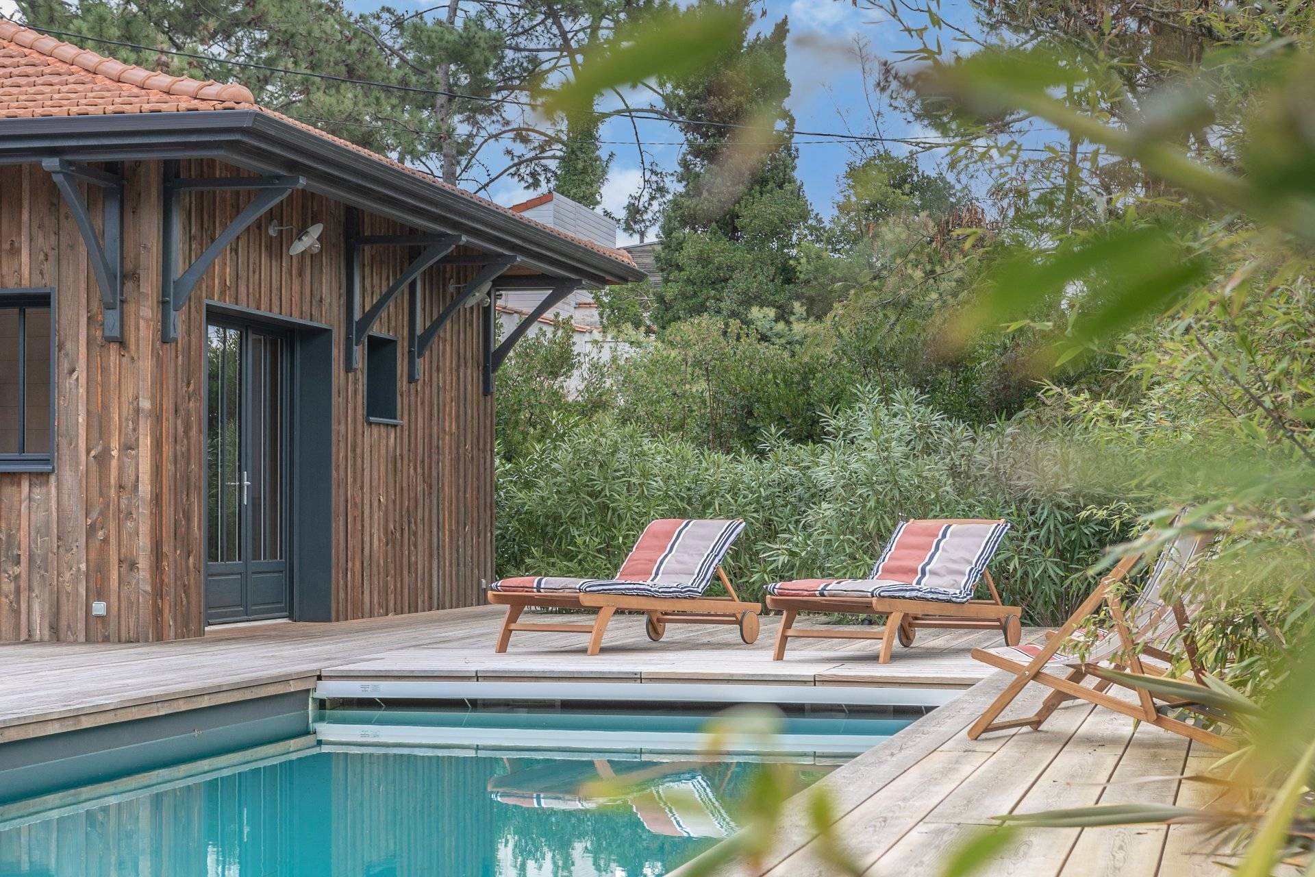 VILLA DE STYLE FERRET CAPIEN AVEC PISCINE A VENDRE PROCHE COMMERCES PIRAILLAN