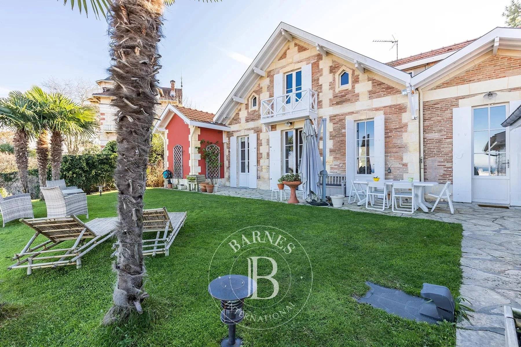 SUPERBE VILLA VENDUE PAR BARNES ARCACHON EN VILLE D'HIVER