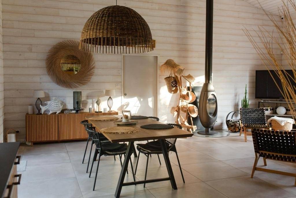 BELLE VILLA BOIS AVEC PISCINE A VENDRE DANS LE VILLAGE DE PETIT PIQUEY CAP FERRET