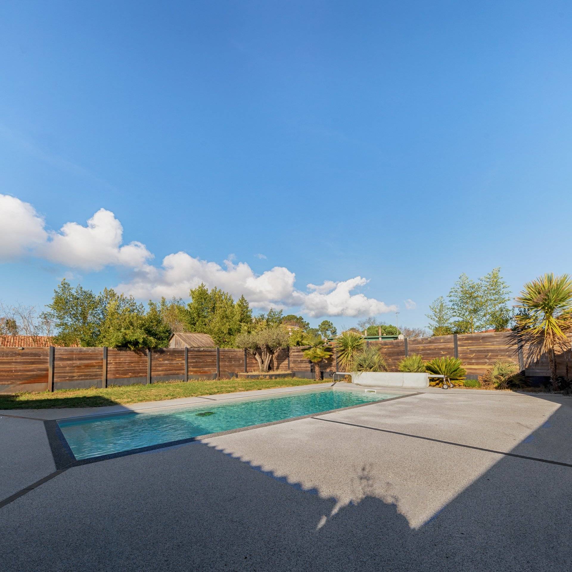 VILLA AVEC PISCINE SUR BEAU TERRAIN PLAT A VENDRE LA TESTE 33260