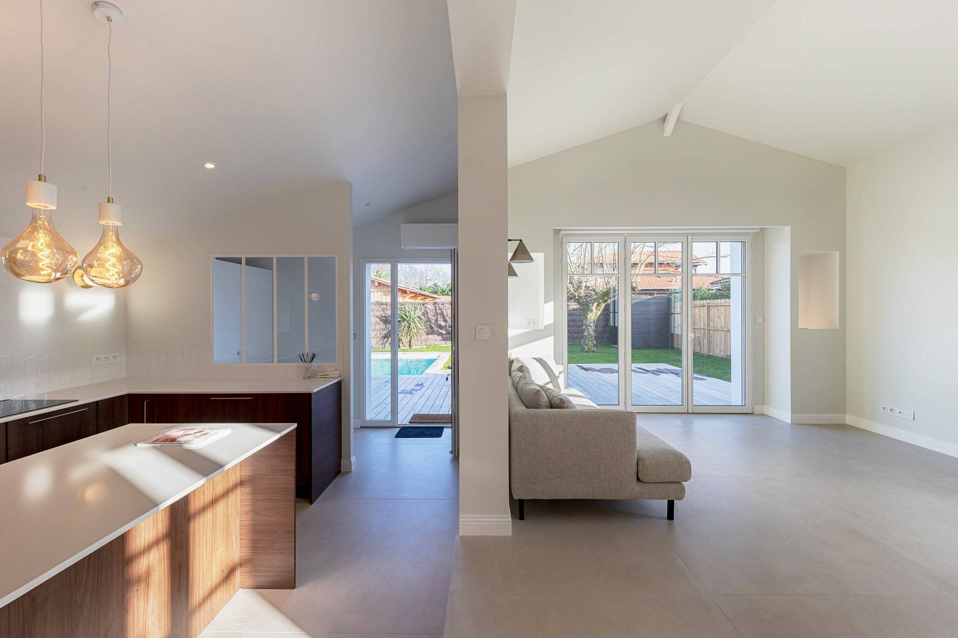 VILLA DE CHARME ENTIÈREMENT RÉNOVÉE EN 2022 4 CHAMBRES PISCINE JARDIN A VENDRE LA HUME PROCHE GARE ET PORT 33470