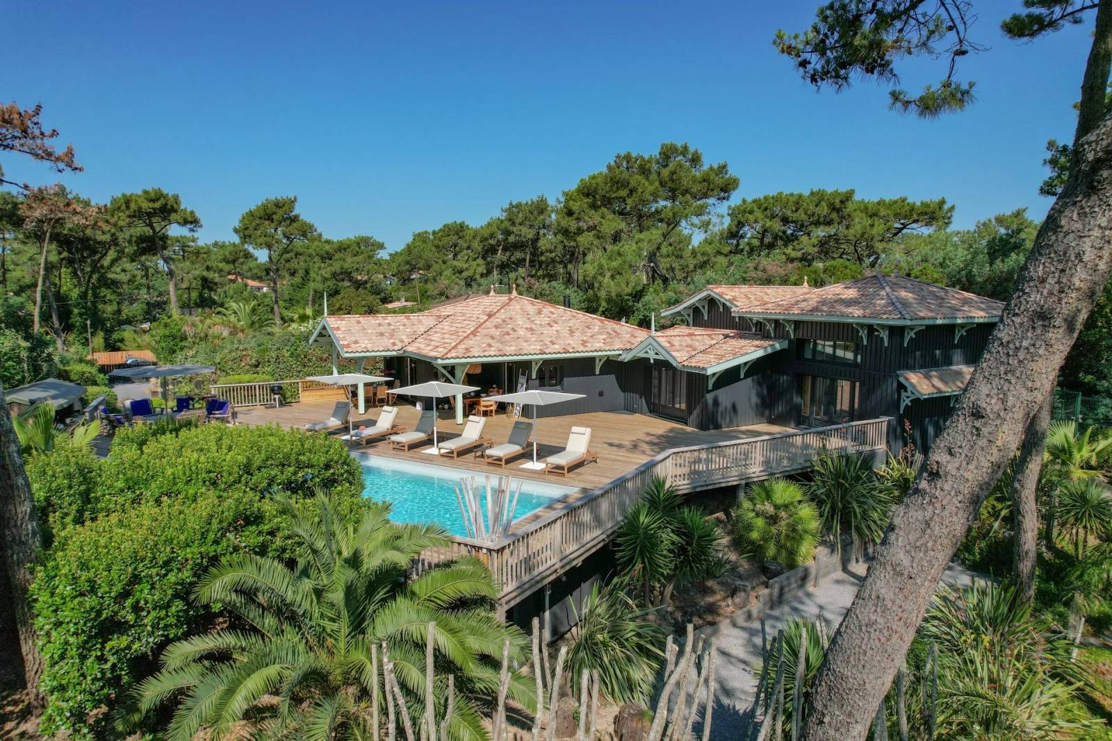VILLA D’EXCEPTION AVEC PISCINE ET GRAND JARDIN DANS LE TRIANGLE D’OR DU CAP FERRET