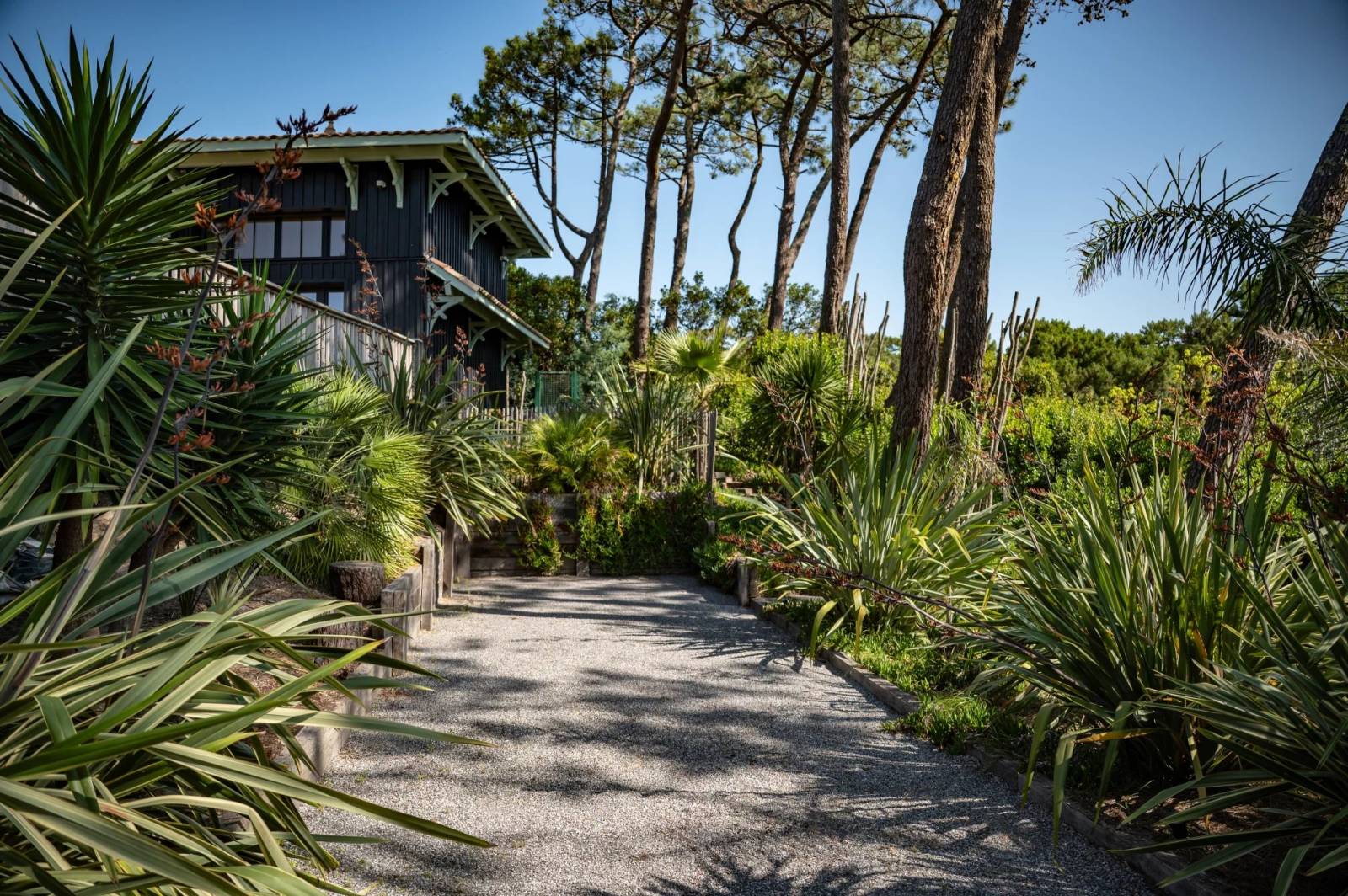 VILLA D’EXCEPTION AVEC PISCINE ET GRAND JARDIN DANS LE TRIANGLE D’OR DU CAP FERRET
