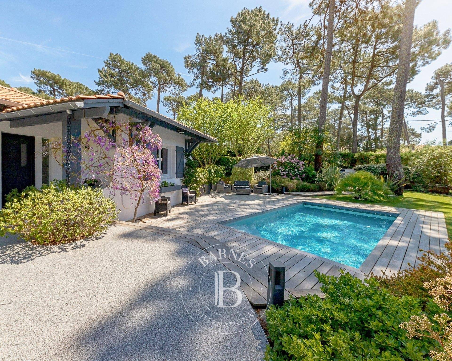 VILLA AVEC PISCINE A VENDRE PROCHE MOULLEAU