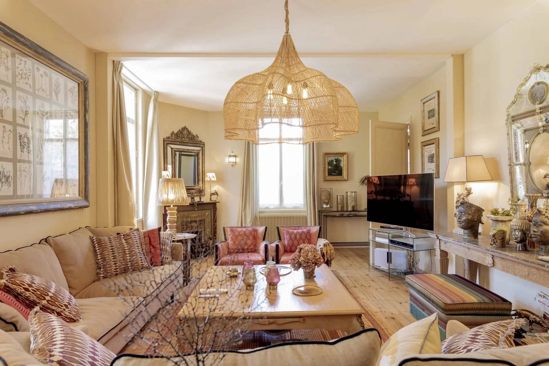 A VENDRE SUPERBE VILLA DE CHARME DE 8 PIÈCES BELLES PRESTATIONS COEUR DU MOULLEAU ARCACHON