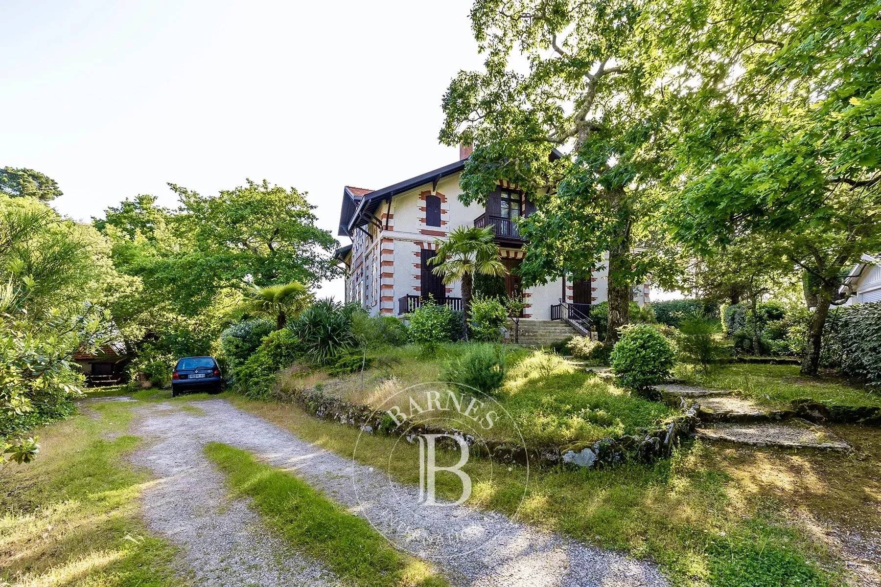 A VENDRE APPARTEMENT DANS UNE VILLA HISTORIQUE EN VILLE D'HIVER A ARCACHON