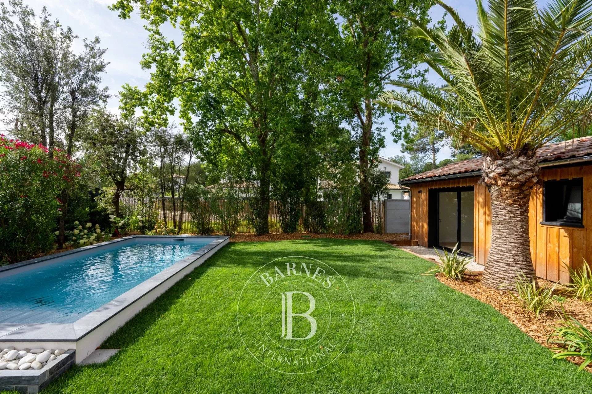 VILLA TOUT CONFORT AVEC PAILLON D'INVITES ET PISCINE A VENDRE PROCHE GOLF D'ARCACHON