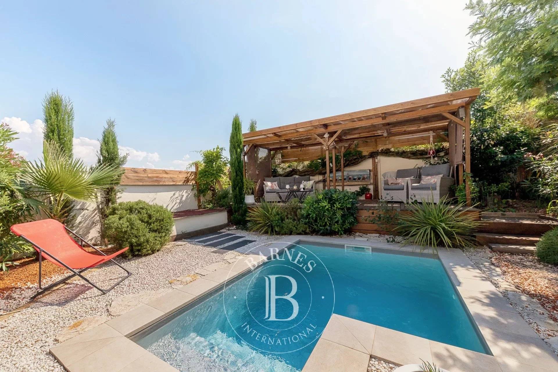 VILLA AVEC JARDIN TERRASSE ET PISCINE A ACHETER A ARCACHON