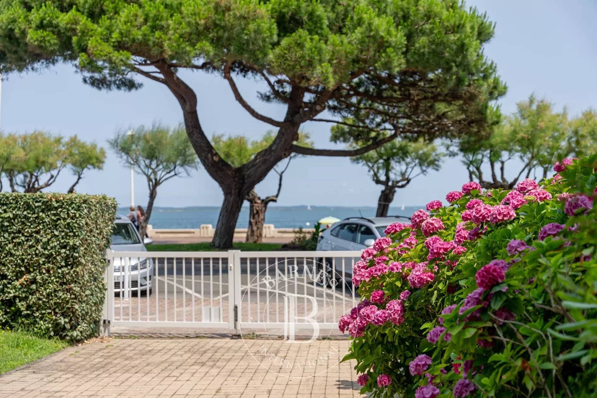 APPARTEMENT A VENDRE DANS BELLE RÉSIDENCE DE PRESTIGE FRONT DE MER ARCACHON