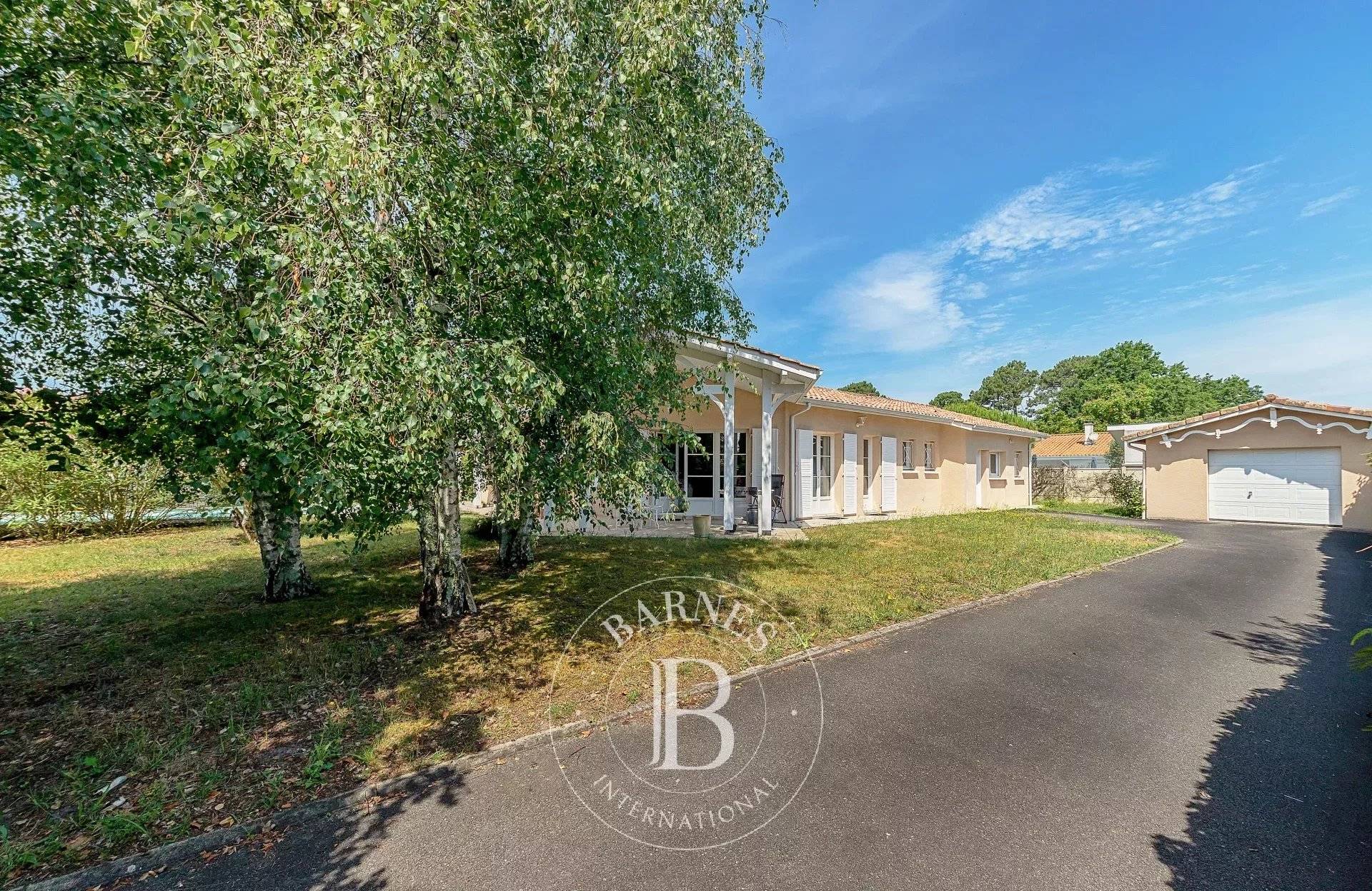 A VENDRE LA HUME VILLA PLAIN PIED AVEC PISCINE