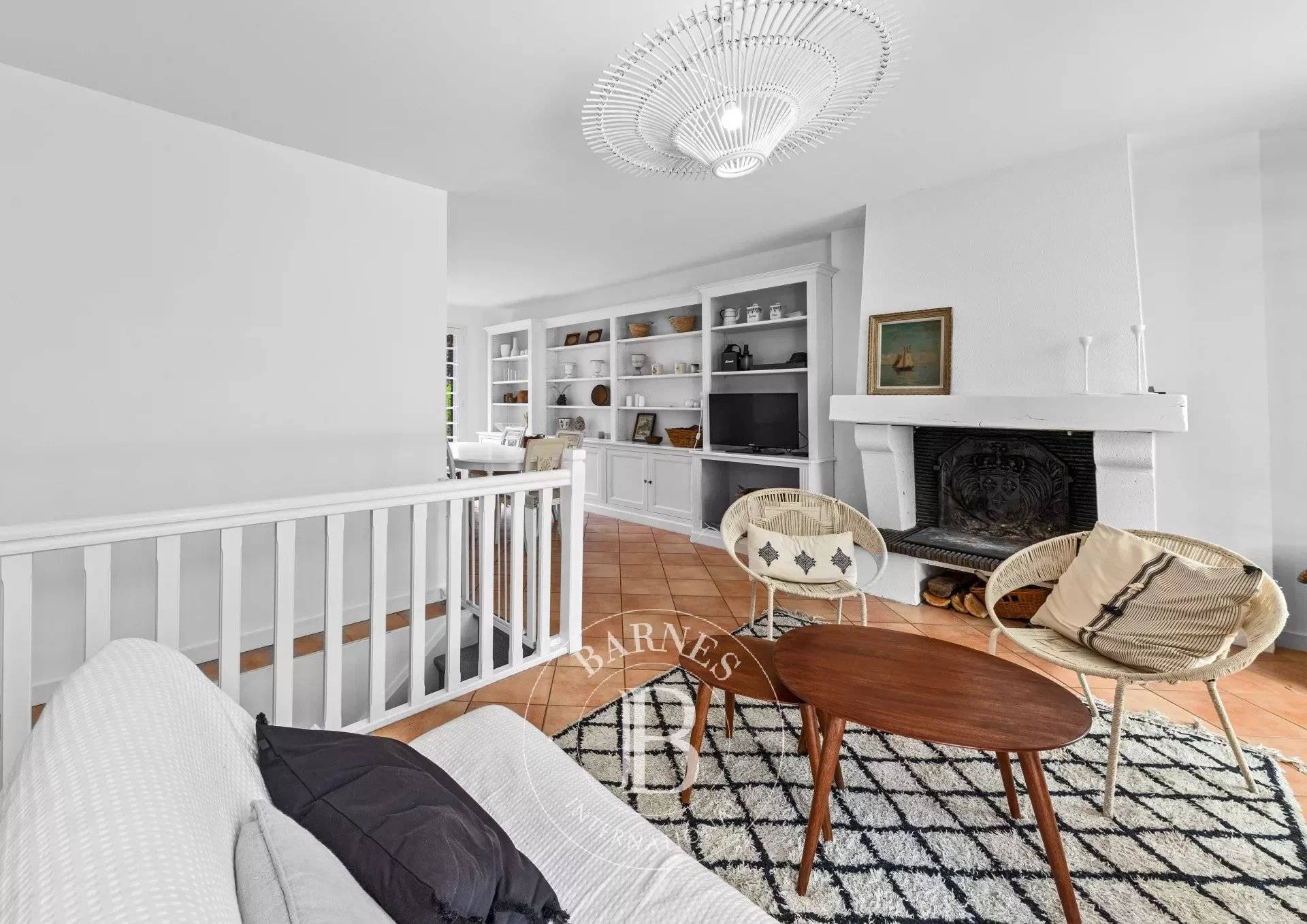 VILLA DE CINQ PIÈCES CHEMINEE A VENDRE QUARTIER CALME DU PYLA SUR MER