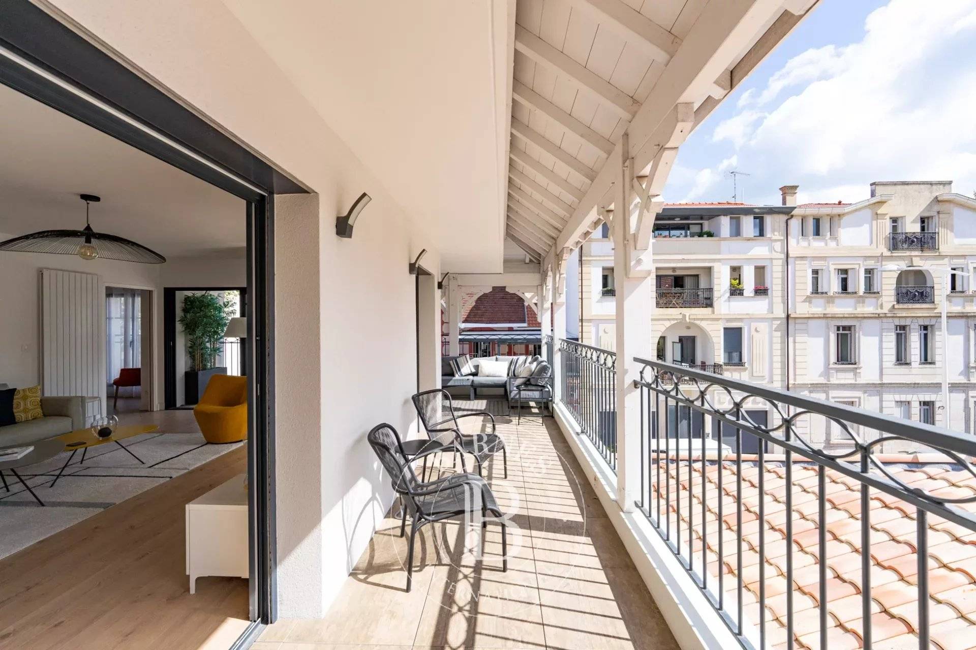 APPARTEMENT AVEC TERRASSE A VENDRE ARCACHONa