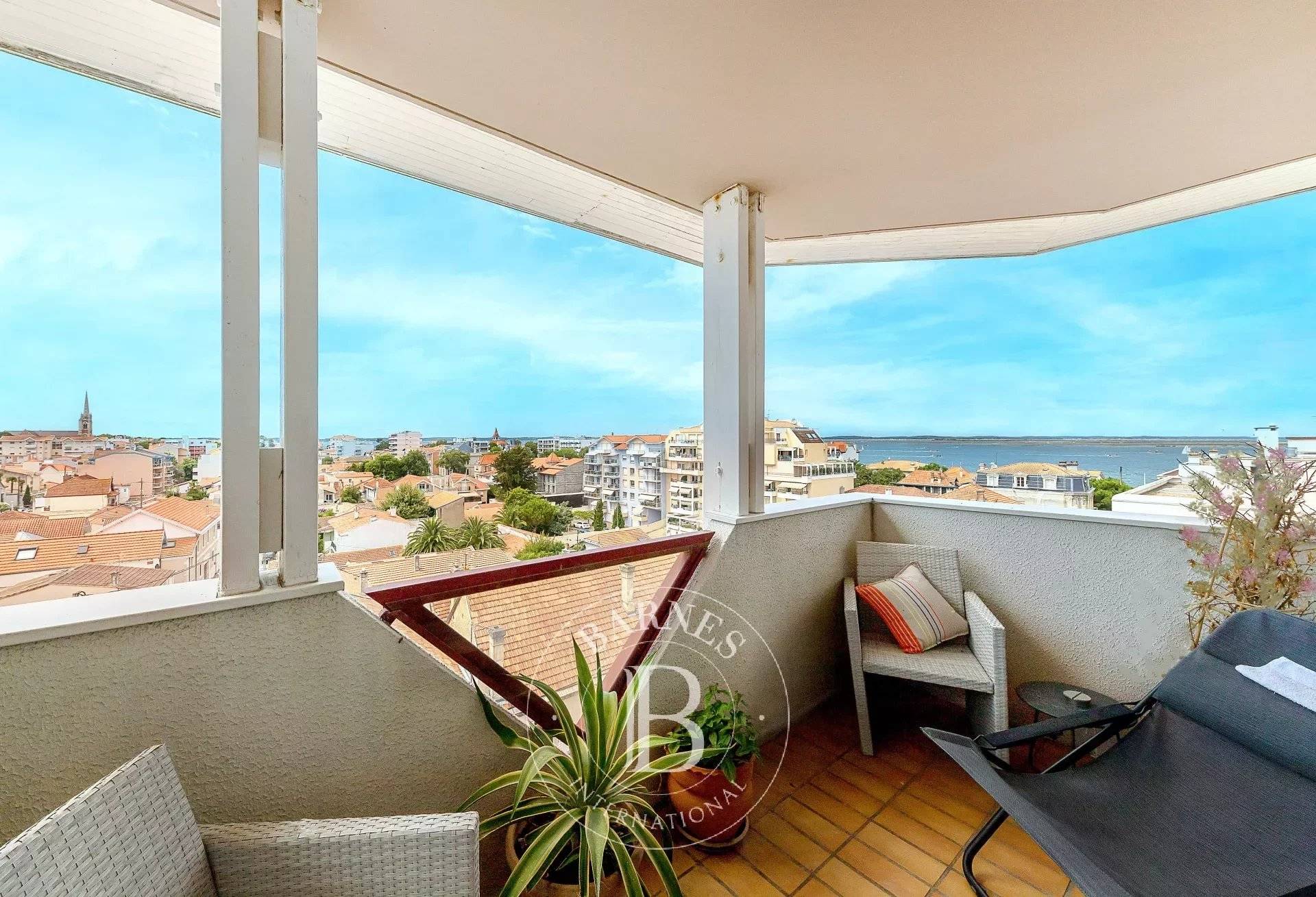 APPARTEMENT EN DERNIER ÉTAGE VUE BASSIN A VENDRE ARCACHON