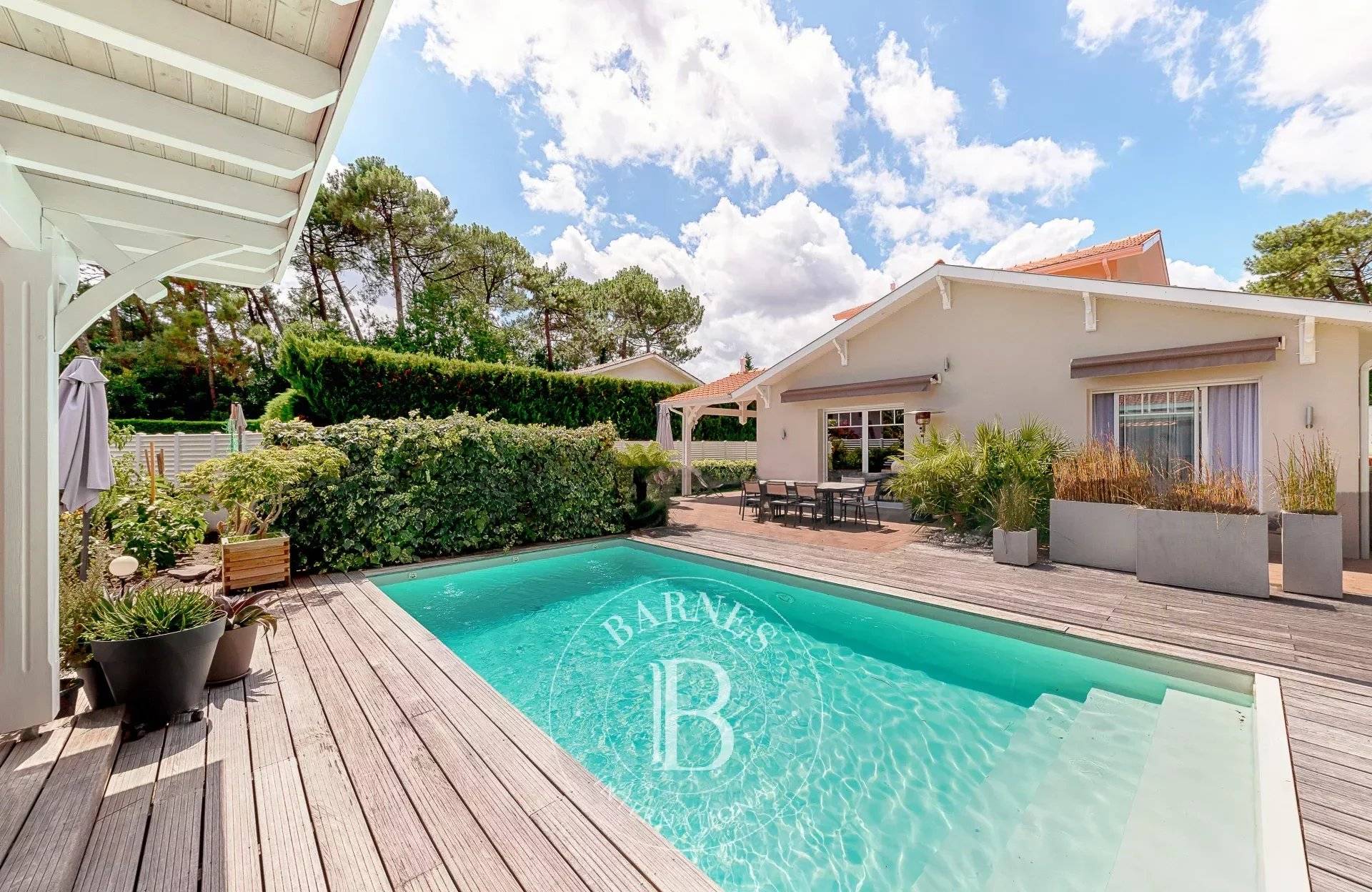 VILLA CONTEMPORAINE AVEC PISCINE A VENDRE LA HUMEa