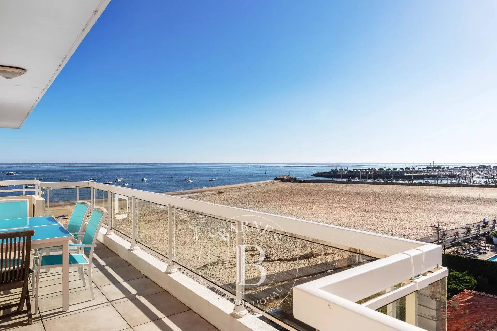 A VENDRE JOLI APPARTEMENT DERNIER ÉTAGE TERRASSE VUE PANORAMIQUE SUR LE BASSIN D'ARCACHON