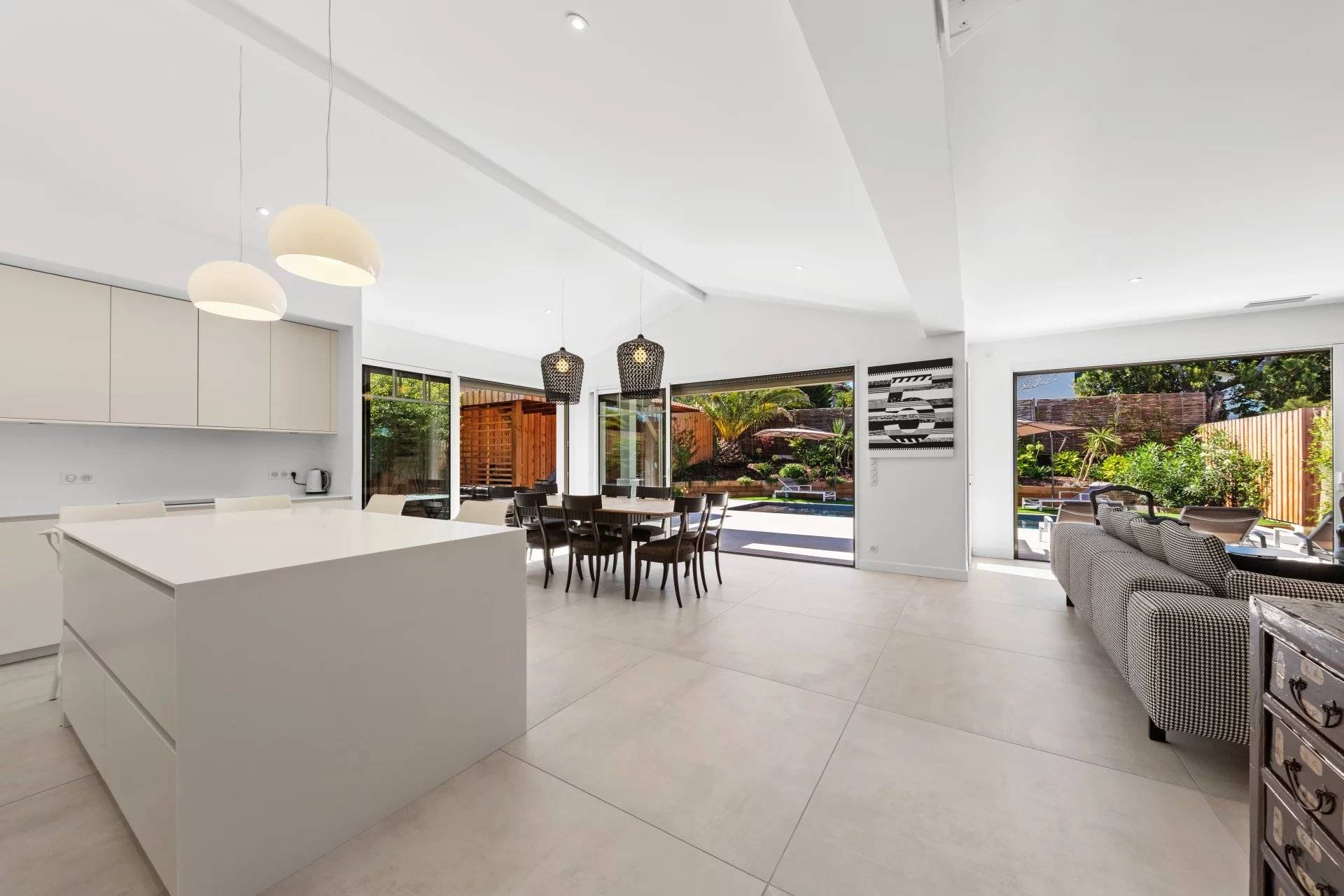 SOMPTUEUSE VILLA D’ARCHITECTE DANS LE TRÈS RECHERCHÉ QUARTIER DE LA VILLE D’HIVER / ABATILLES