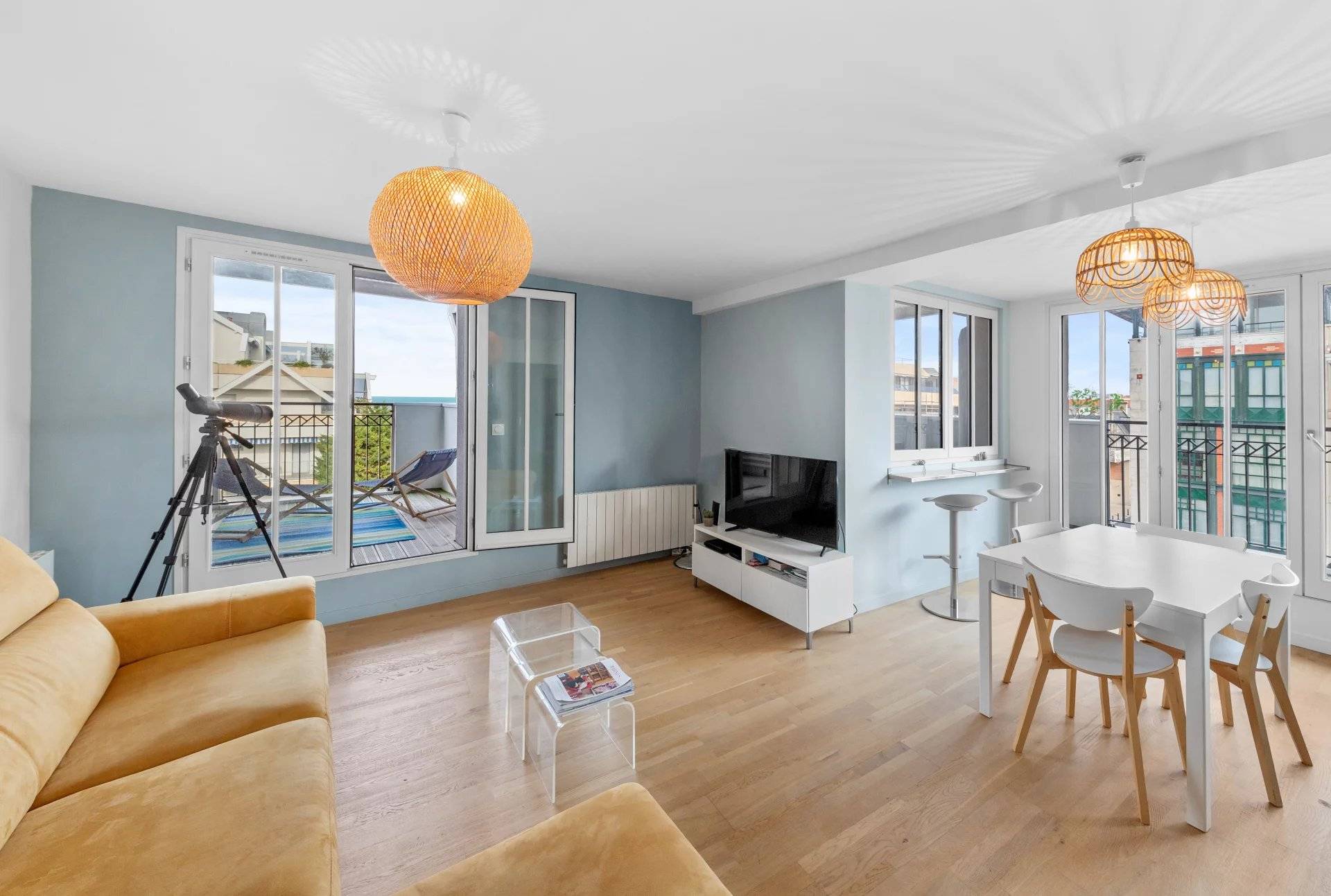 APPARTEMENT AU DERNIER ÉTAGE, AVEC VUE PANORAMIQUE SUR LE BASSINa