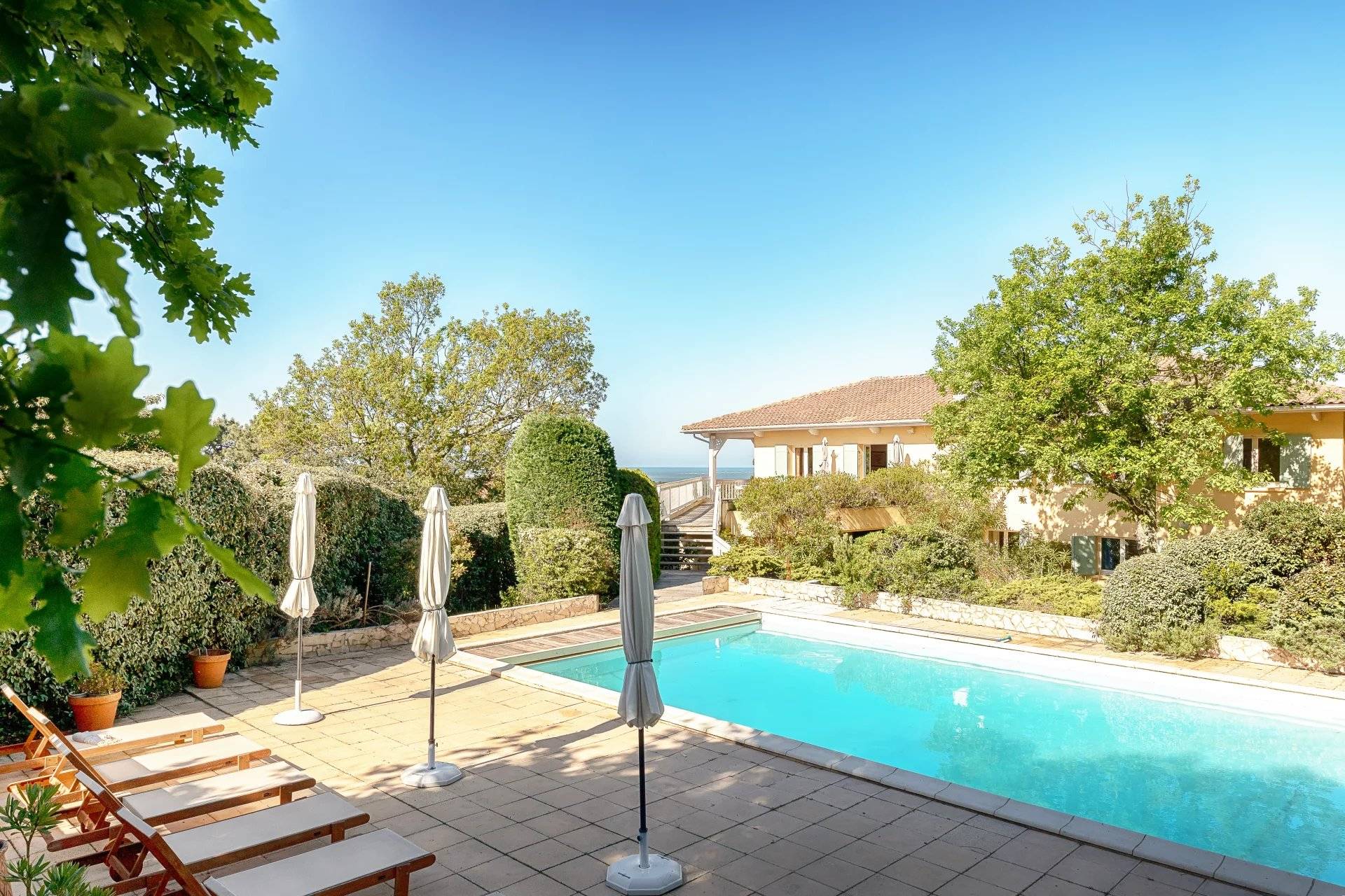 PROPRIÉTÉ FAMILIALE D’EXCEPTION EN VENTE AVEC VUE PANORAMIQUE SUR LE BASSIN D'ARCACHON, AU PYLA-SUR-MER