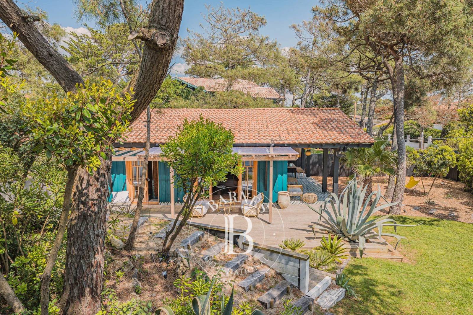 PROPRIÉTÉ D’ARCHITECTE COMPOSÉE DE LODGES INDÉPENDANTS À DEUX PAS DE LA PLAGE AU CAP FERRET