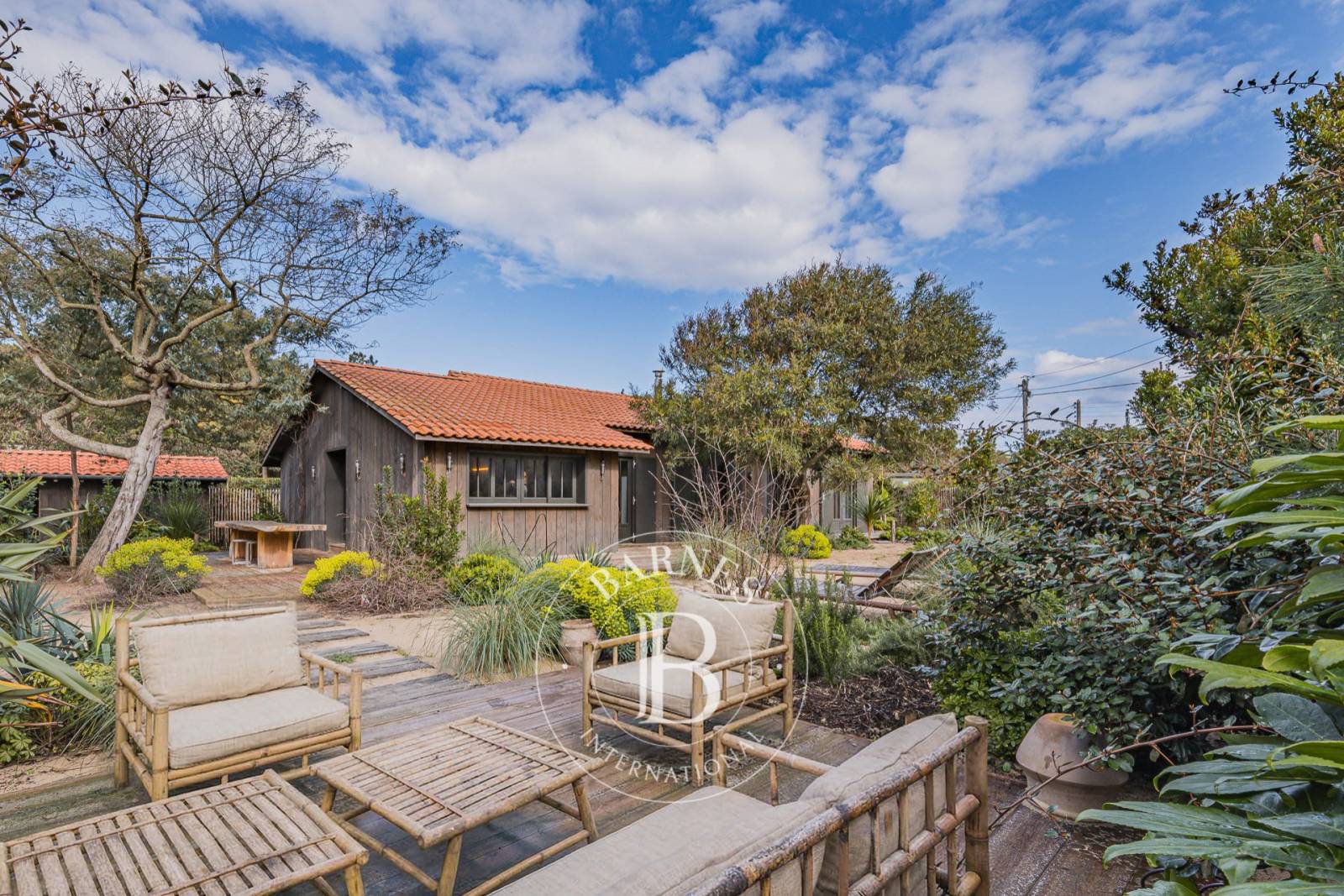 MAGNIFIQUE VILLA ENTIÈREMENT RÉNOVÉE PAR UNE ARCHITECTE, AU PIED DES DUNES, EN PLEIN CENTRE DU CAP FERRET