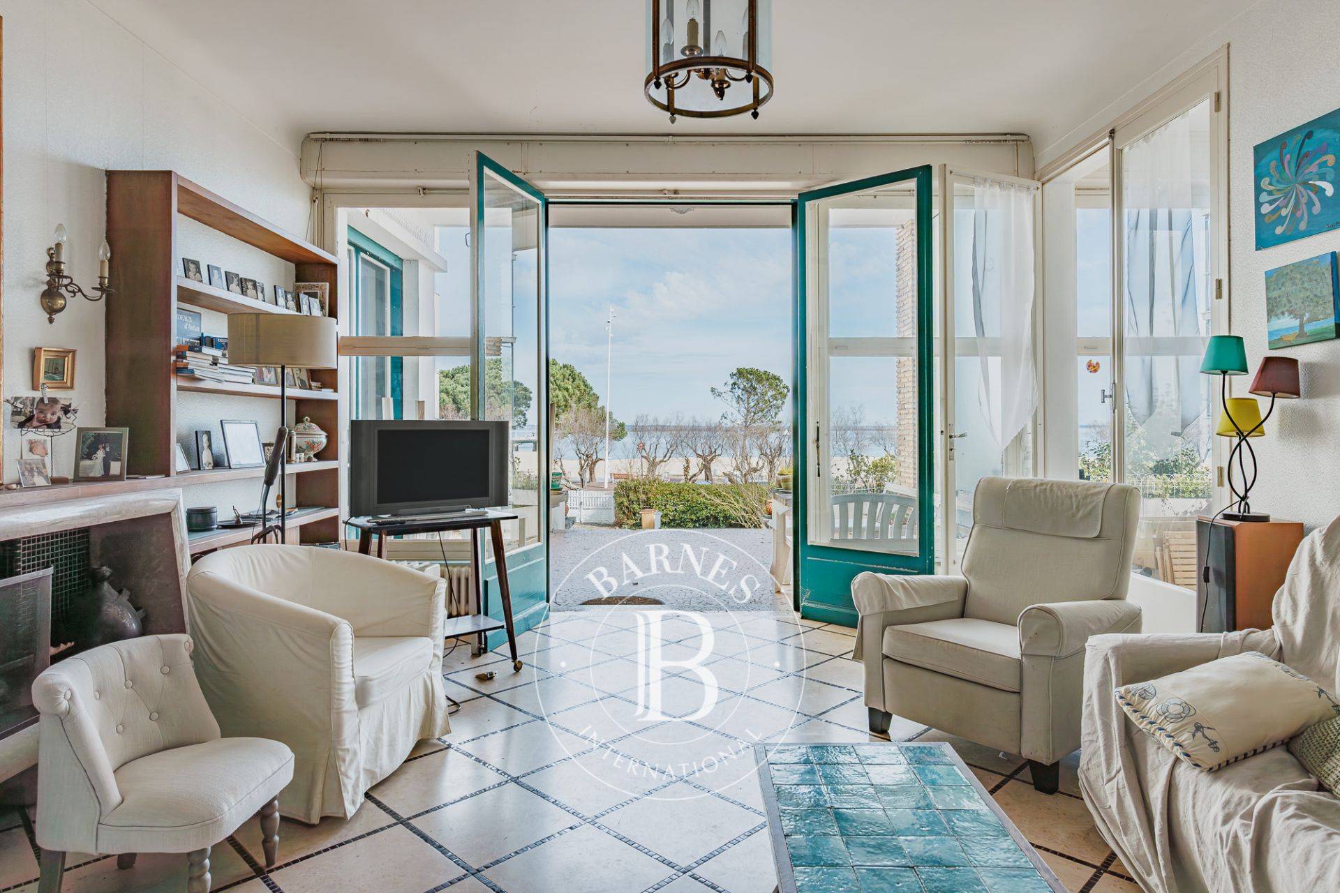 Salon traversant avec vue mer dans une villa à Arcachon