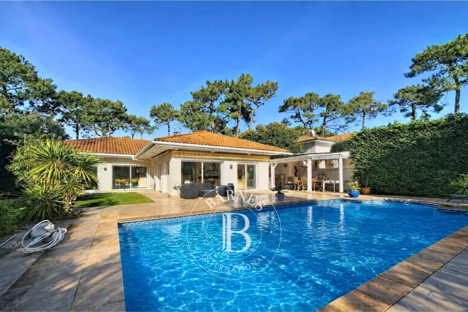 MAGNIFIQUE VILLA FAMILIALE RENOVÉE, 6 CHAMBRES ET PISCINE, AU PYLA-SUR-MER