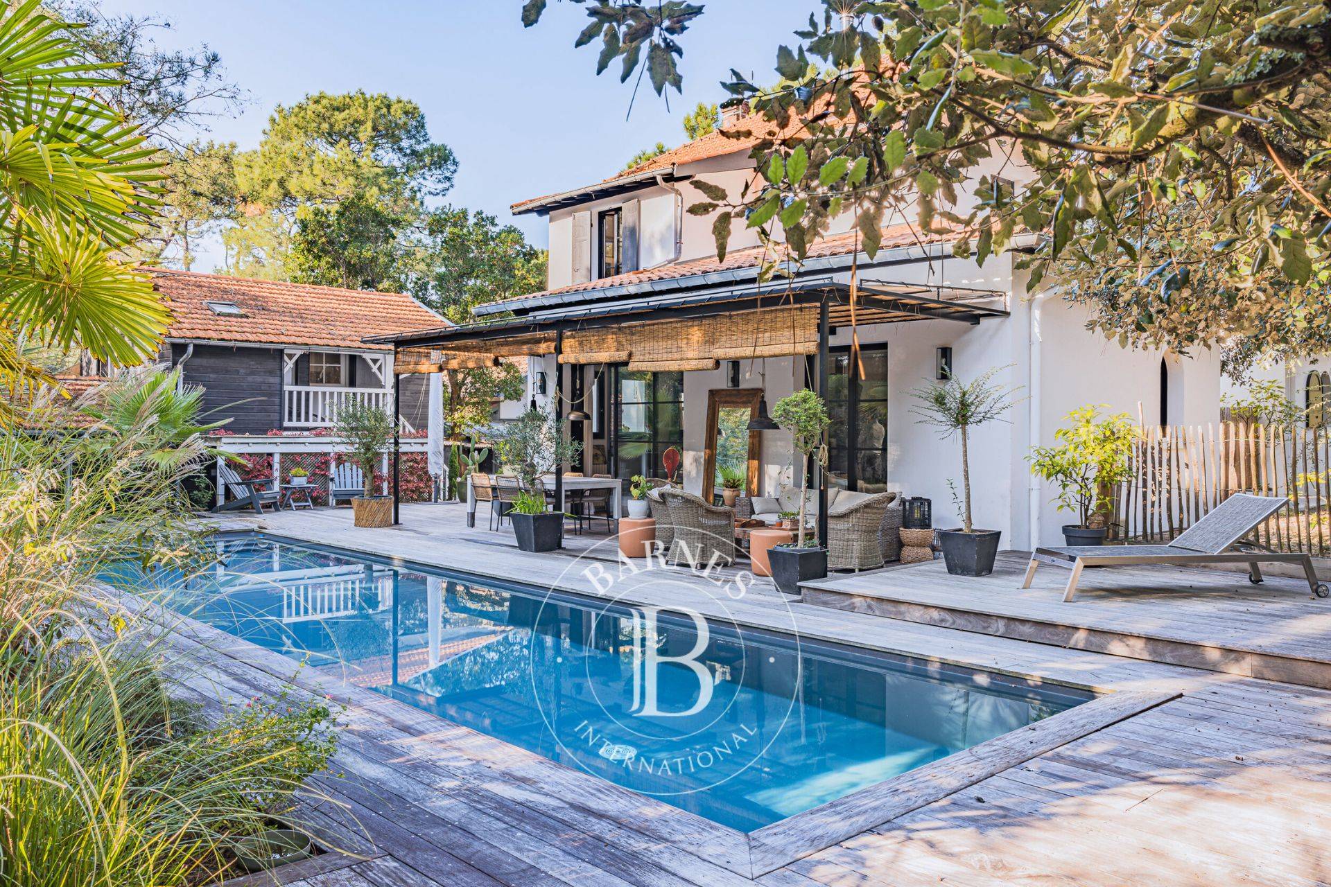 Villa traditionnelle avec piscine à Pyla-sur-Mer, immobilier de luxe