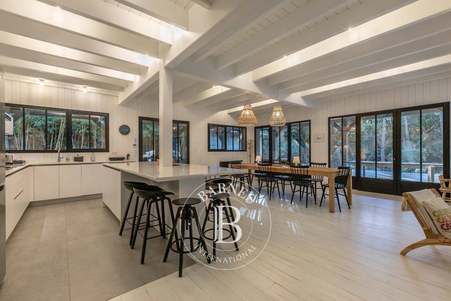 Intérieur lumineux et spacieux avec cuisine ouverte et îlot central – Barnes Bassin d’Arcachon