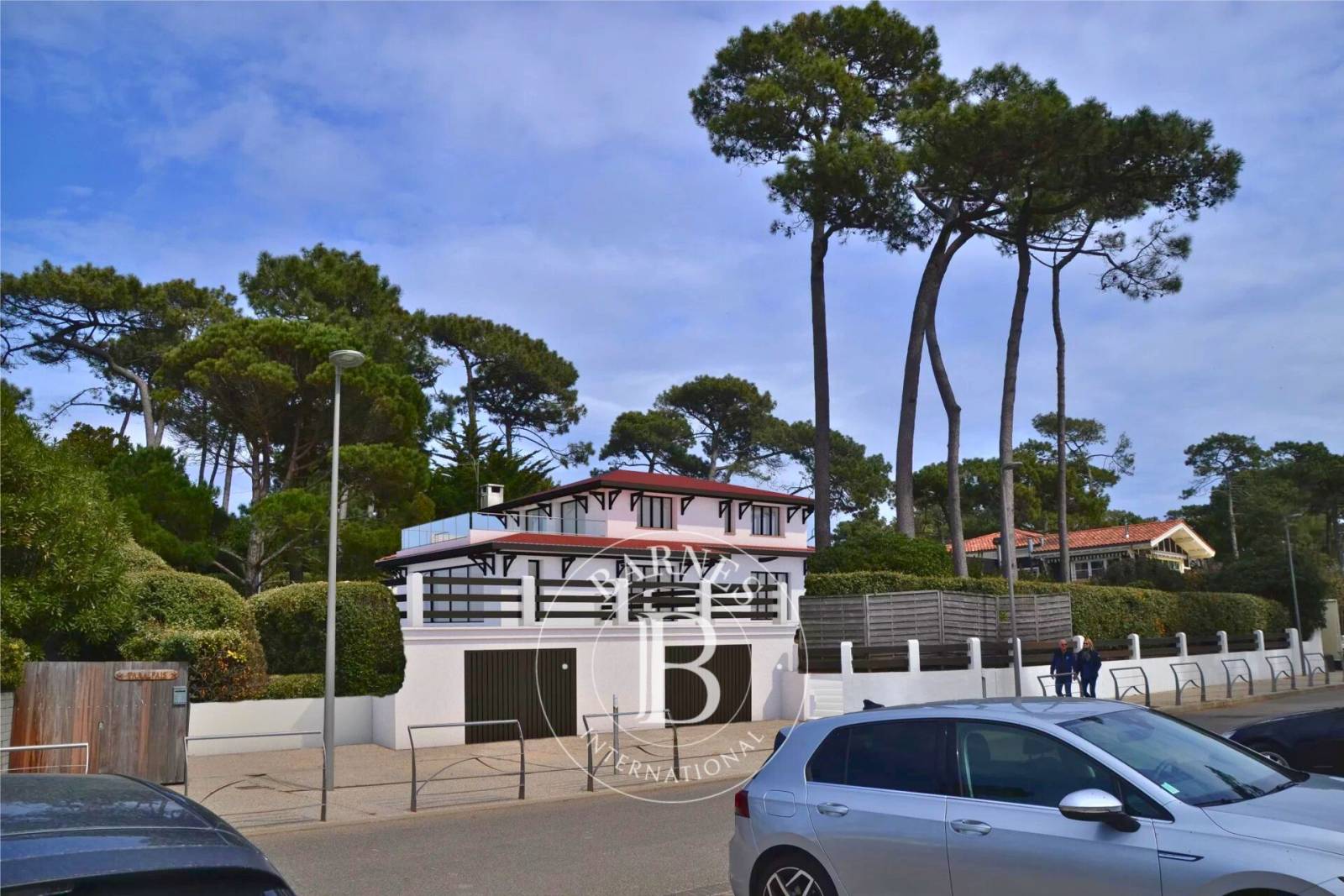 VILLA EN DEUXIÈME LIGNE AVEC VUE PANORAMIQUE SUR LE BASSIN, PYLA-SUR-MER