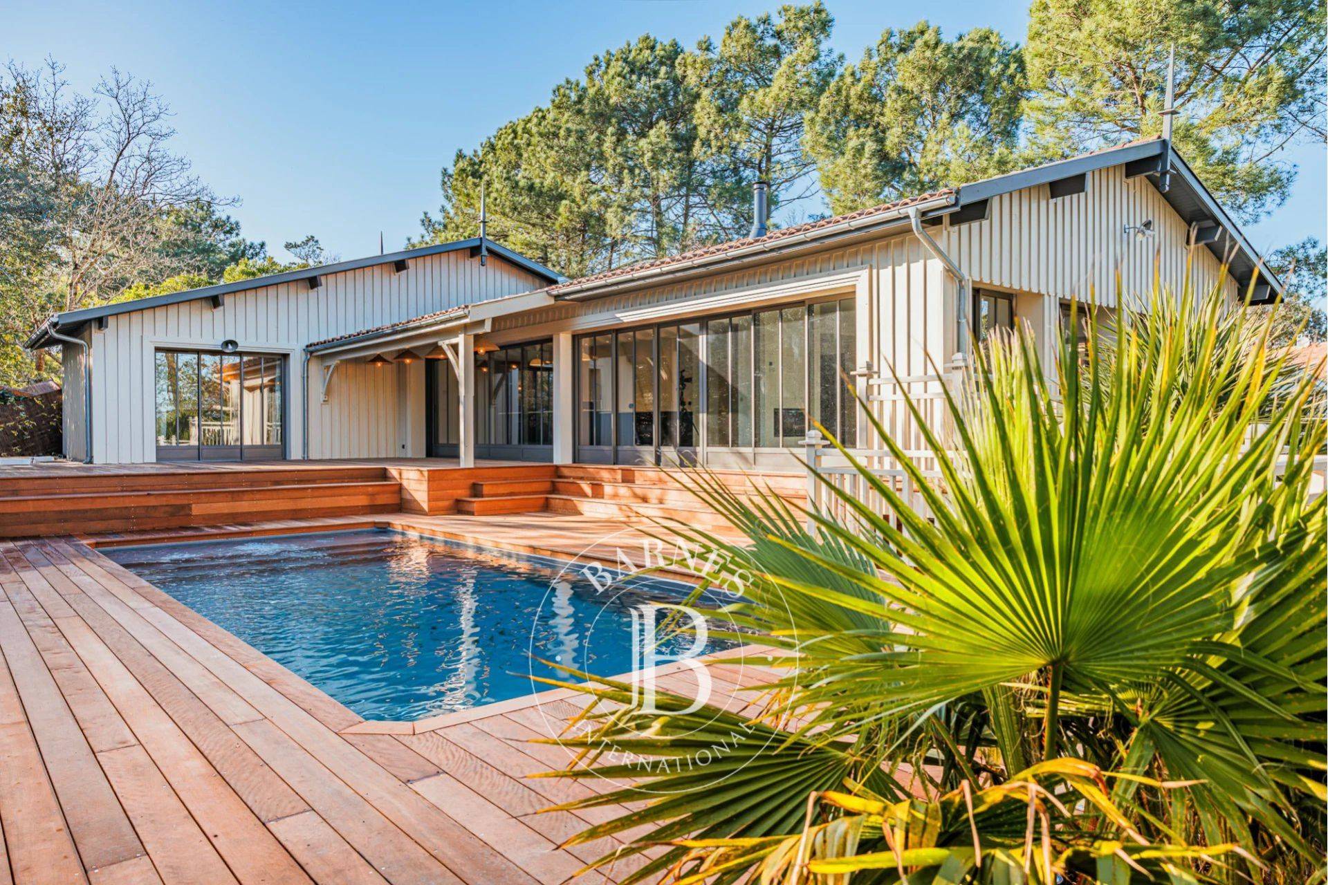 Villa contemporaine rénovée à Pyla-sur-Mer avec piscine et jardin paysager