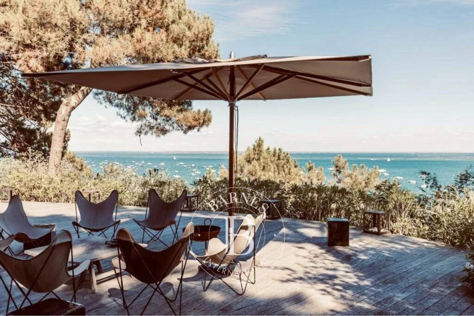 CABANE EN BOIS D’EXCEPTION AVEC PISCINE, SITUÉE EN PREMIÈRE LIGNE SUR LA PRESQU’ÎLE DU CAP FERRET