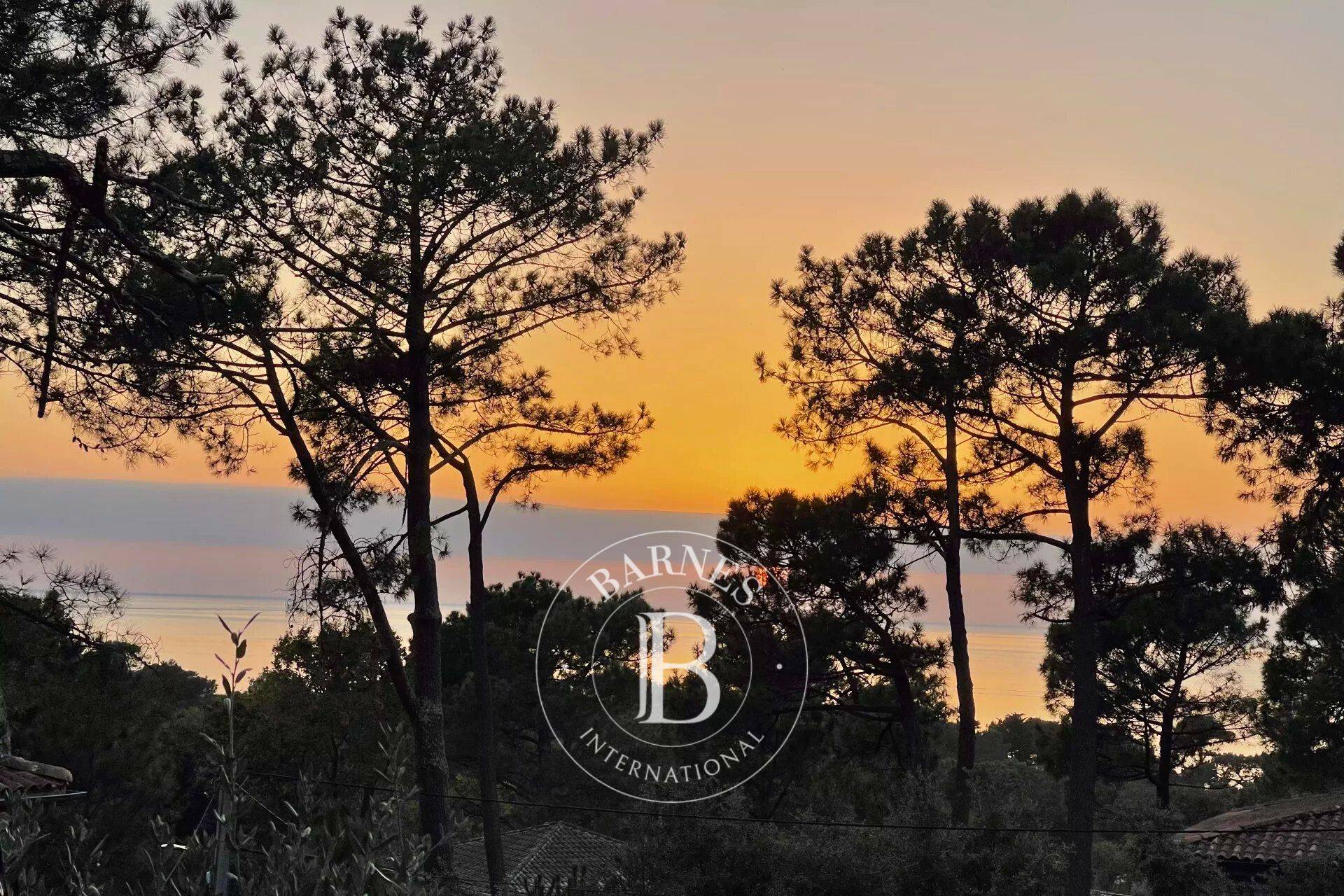 Villa rénovée avec vue mer imprenable au Pyla-sur-Mer, Bassin d’Arcachon, proposée par Barnes.