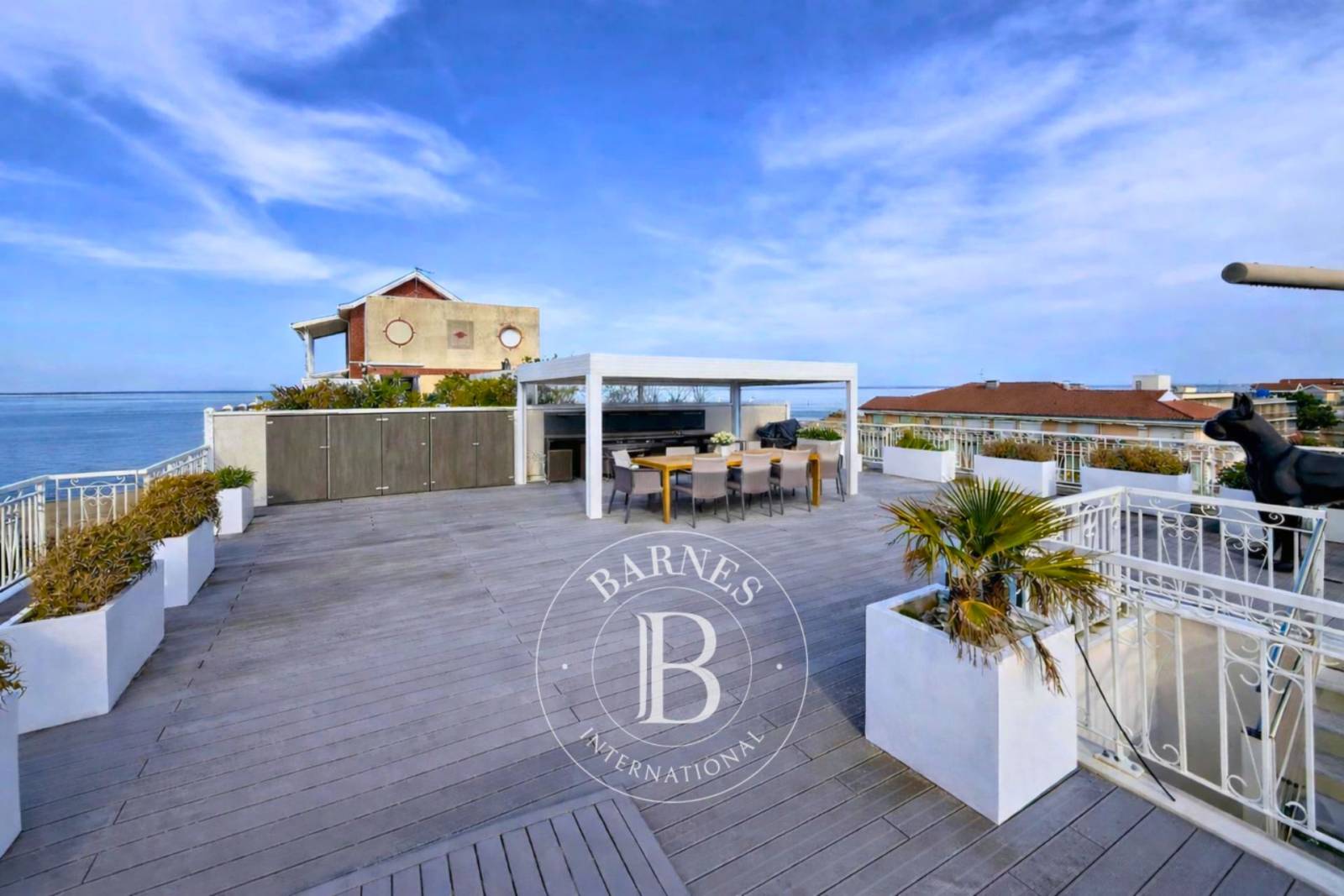 APPARTEMENT EN DERNIER ETAGE D'UNE RESIDENCE EN PREMIERE LIGNE AVEC SUPERBE TERRASSE VUE BASSIN