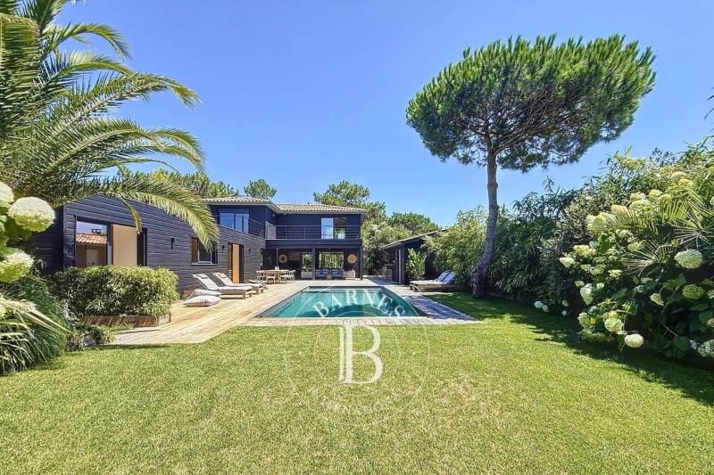 VILLA EN BOIS RÉNOVÉE AVEC PISCINE ET VUE PHARE AU CAP FERRET