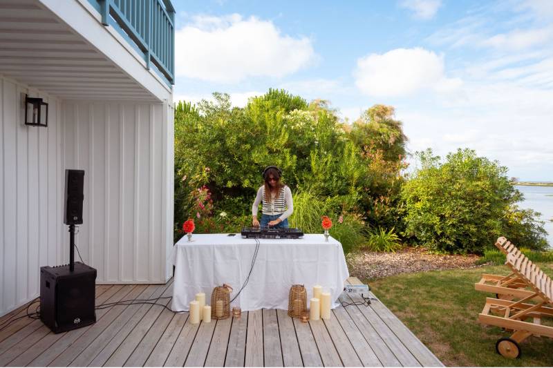Échanges entre invités et partenaires dans le cadre d’une soirée privée au Cap Ferret