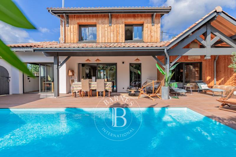 MAGNIFIQUE VILLA MODERNE D’ARCHITECTE AVEC PISCINE ET DÉPENDANCE À LA TESTE-DE-BUCH