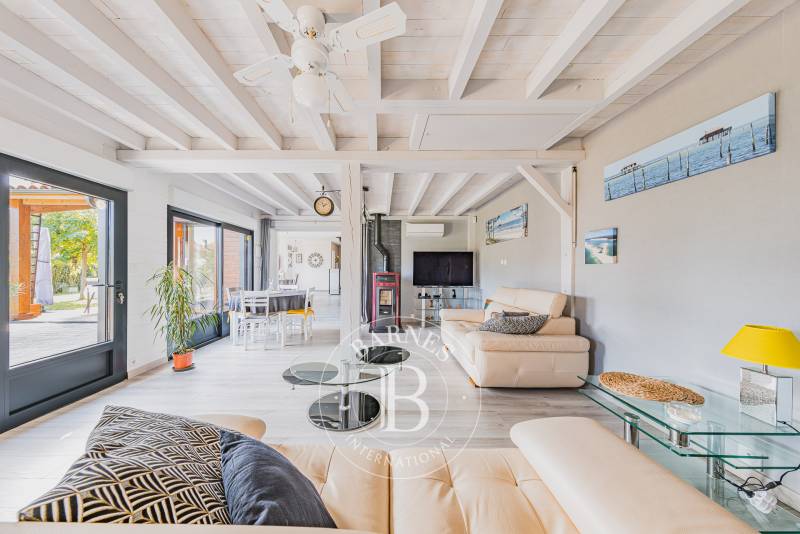MAISON CONTEMPORAINE AVEC GRANGE RÉNOVÉE À BISCARROSSE