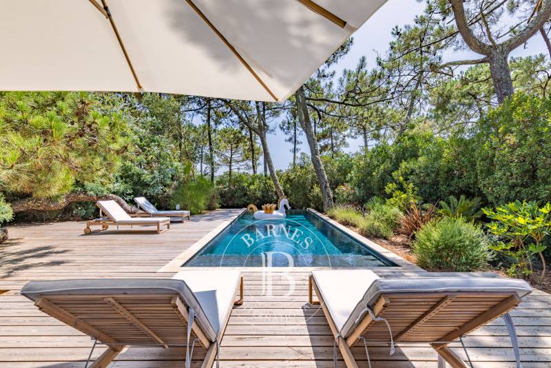 VILLA D’EXCEPTION, EN BOIS, AVEC 6 SUITES ET PISCINE À DÉBORDEMENT AU CŒUR DU CAP FERRET