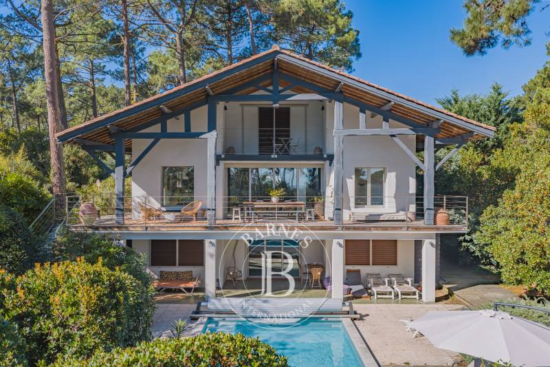 MAISON FAMILIALE RÉNOVÉE AVEC PISCINE ET VUE BASSIN À PIRAILLAN, SUR LA PRESQU’ÎLE DU CAP FERRET