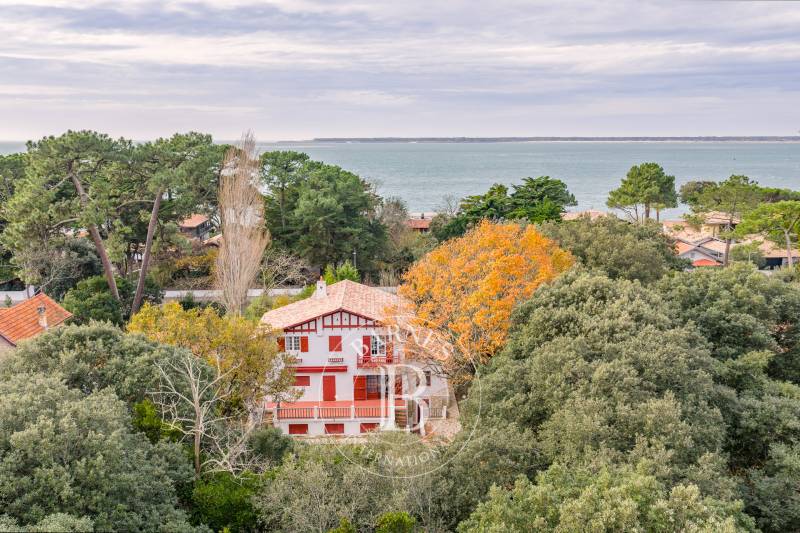 PROPRIÉTÉ DE CARACTÈRE SITUÉE DANS UN ENVIRONNEMENT VERDOYANT ET À DEUX PAS DU BASSIN, AU PYLA-SUR-MER