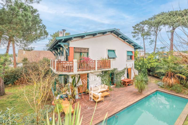 VILLA BASCO LANDAISE RÉNOVÉE AVEC PISCINE DANS LE QUARTIER DES ABATILLES À ARCACHON