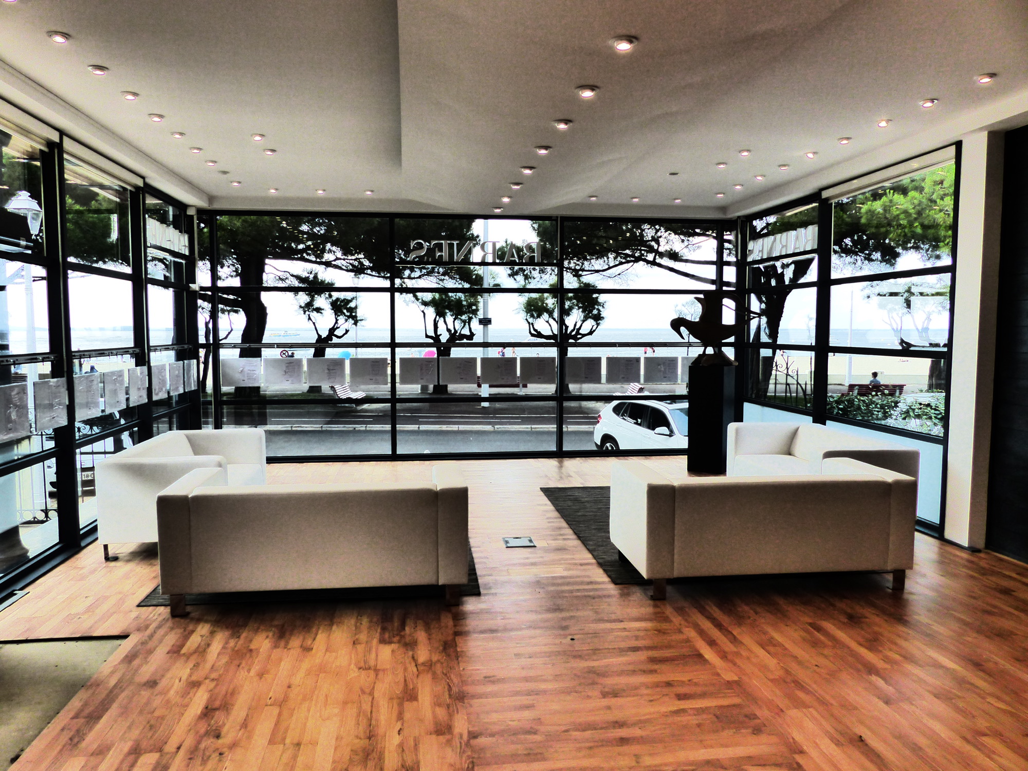 LES HONORAIRES D'UNE AGENCE IMMOBILIÈRE HAUT DE GAMME PYLA