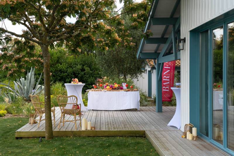 Ambiance conviviale sur la terrasse face au Bassin d’Arcachon au coucher du soleil