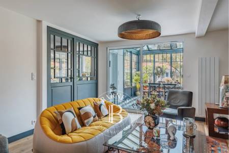 Séjour lumineux dans villa rénovée à Arcachon