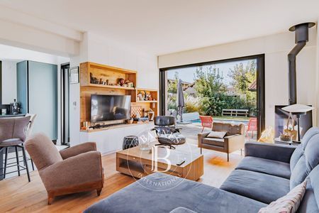 2. Terrasse ensoleillée avec piscine dans une villa à La Teste, Arcachon.