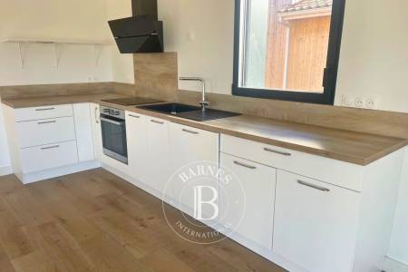 Deux chambres avec placards au rez-de-chaussée – immobilier de luxe