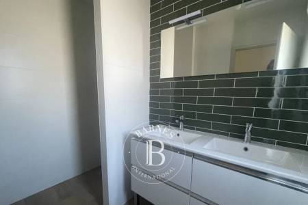 Salle de bains et salle d’eau dans villa moderne – immobilier de prestige
