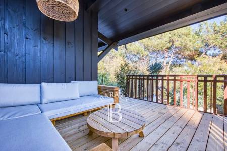 VILLA ENTIÈREMENT RÉNOVÉE, À PROXIMITÉ IMMÉDIATE DE L’OCÉAN, À LA POINTE DU CAP FERRET